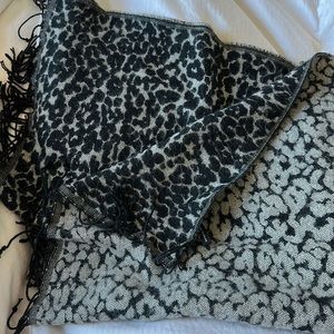 Monochrome reversible leopard print long scarf